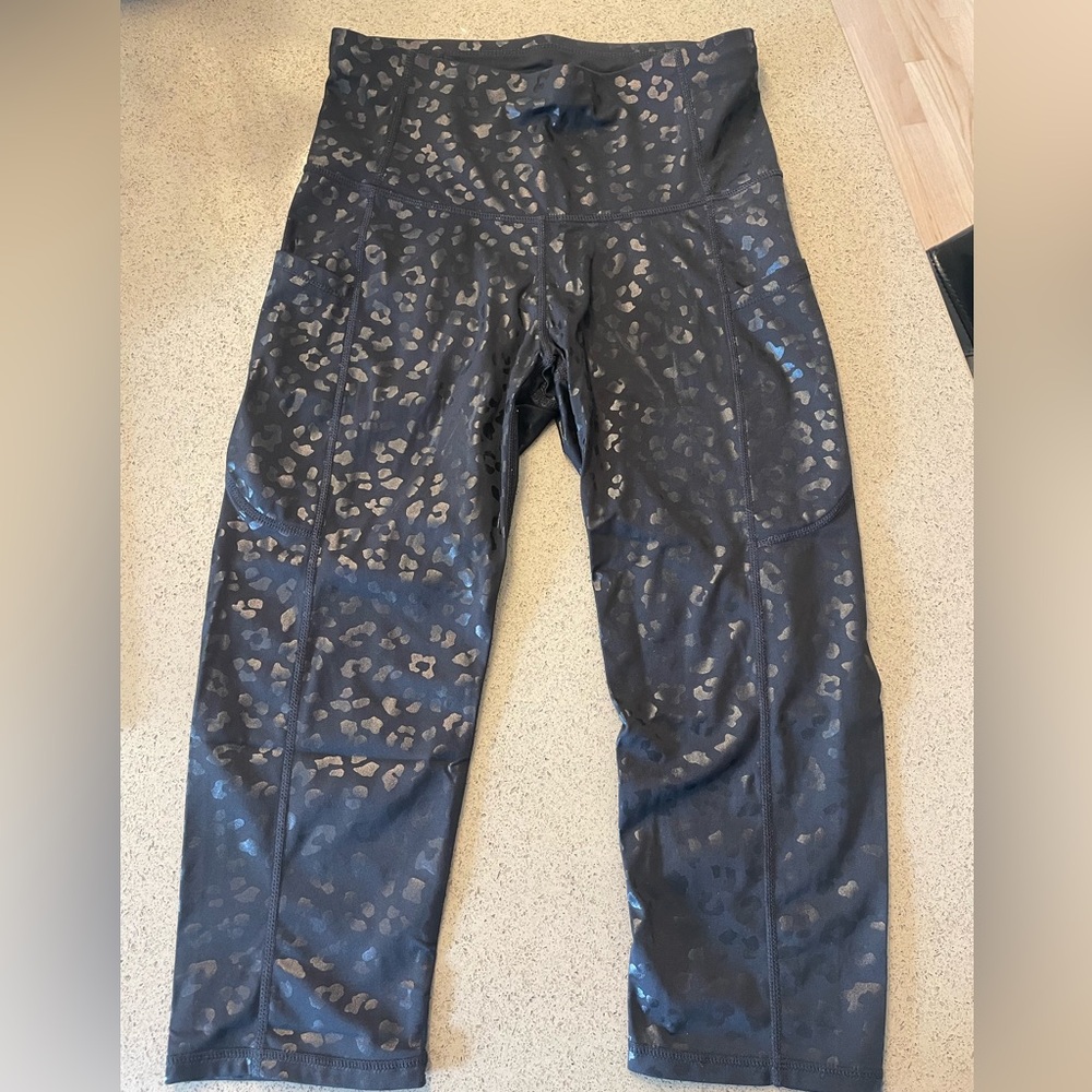 The GYM PEOPLE | Black leopard capri leggings | size small
